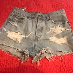 NWOT Levi 501 high waisted distressed short